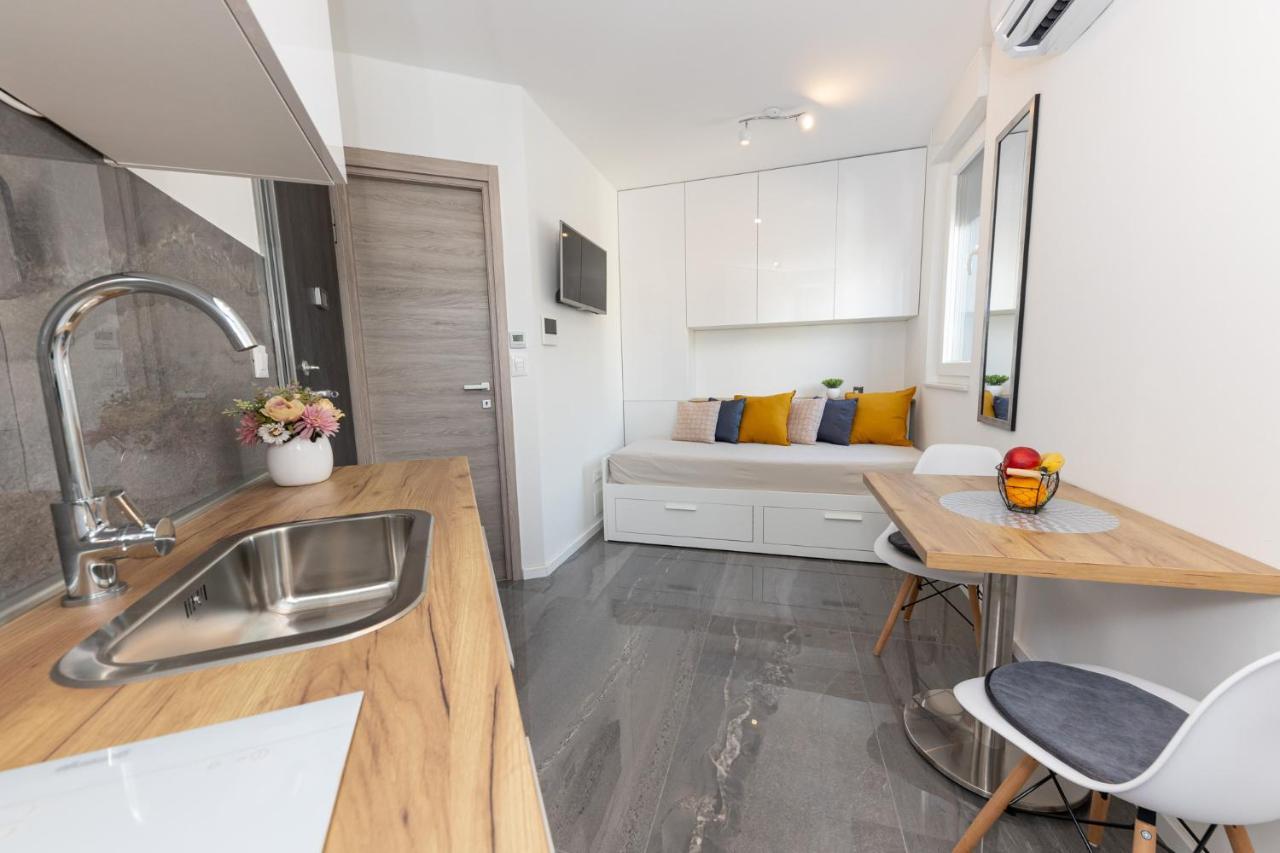 New Studio For 2, Free Private Garage Spot, Wi-Fi, 200 M From Mall Of 斯普利特 外观 照片