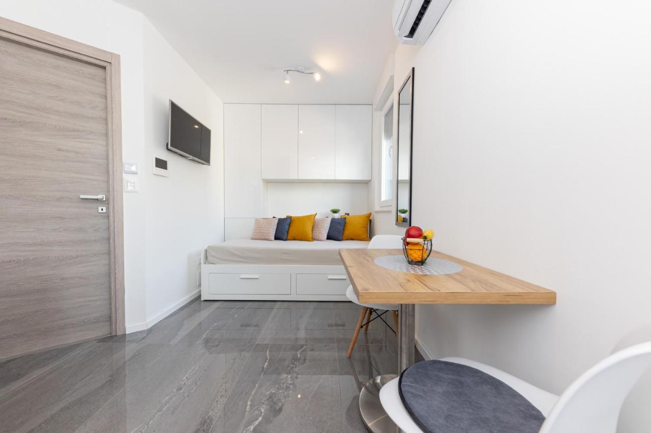 New Studio For 2, Free Private Garage Spot, Wi-Fi, 200 M From Mall Of 斯普利特 外观 照片