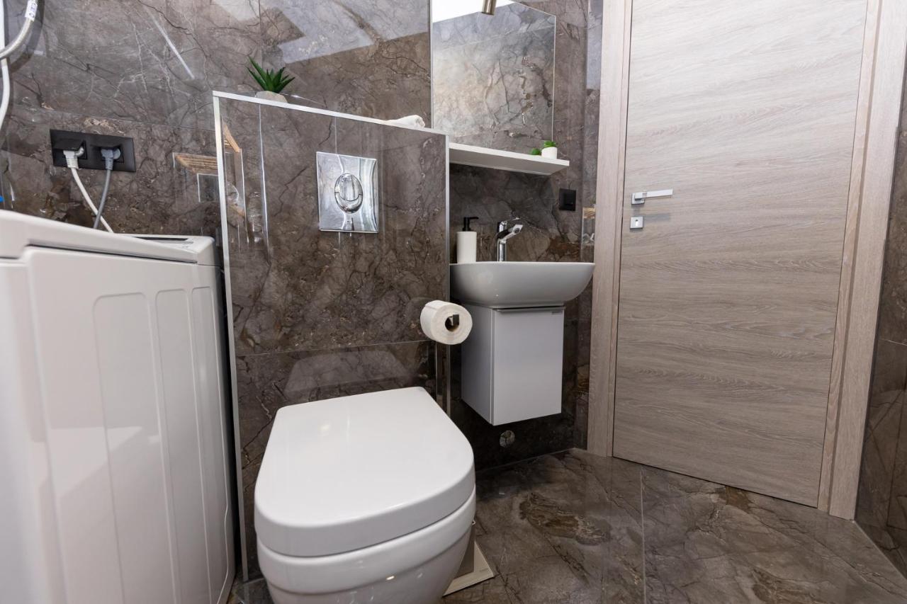 New Studio For 2, Free Private Garage Spot, Wi-Fi, 200 M From Mall Of 斯普利特 外观 照片