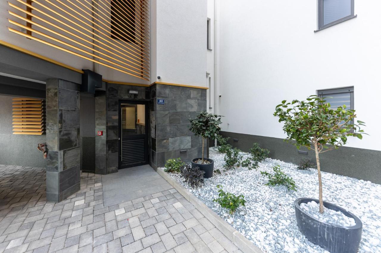 New Studio For 2, Free Private Garage Spot, Wi-Fi, 200 M From Mall Of 斯普利特 外观 照片